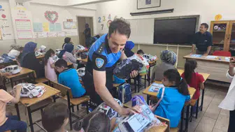 Erzincan'da polis ekipleri öğrencilerin yeni eğitim yılına neşeyle başladı