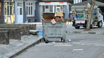 Fuar sonrası çöpe atılan sucuklar gönen'de tepkilere neden oldu