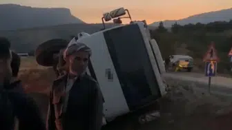 Hakkari’de freni boşalan kamyonet devrildi, bir yaralı