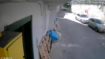 Kontrolden çıkan pikap 5 metreden sokağa düştü: Yaralılar hastaneye kaldırıldı