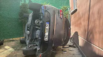 Eyüpsultan'da kaza: Otomobil 15 metreden bahçeye düştü