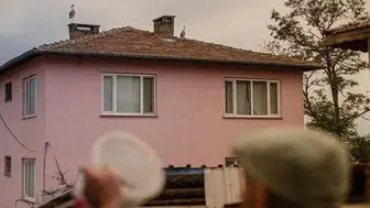 Yaren ve Nazlı leyleğin duygusal yolculuğu: Eskikarağaç'ta sonbahar vedası
