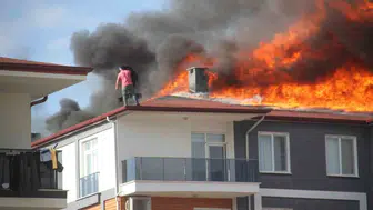 Beyşehir'deki 5 katlı binanın çatısında yangın, usta son anda kurtarıldı