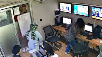 Şanlıurfa'da yerel televizyon çalışanlarının deprem paniği kamerada