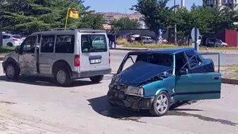 Elazığ'da otomobil ve hafif ticari araç çarpıştı: 2 yaralı