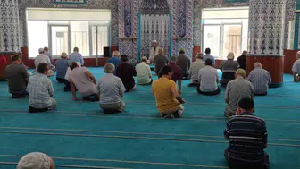 Kekeme imam hatip, Kur’an-ı Kerim okurken takılmadan dikkatleri çekiyor