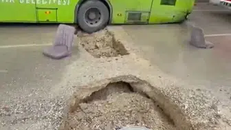 Adana'da belediye otobüsü yağış sonrası çukura düştü