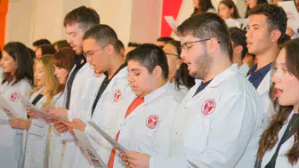 Hitit Üniversitesi öğrencileri beyaz önlük giyerek hekimlik andını okudu