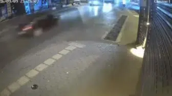 Bursa'da kontrolden çıkan otomobil karşı şeride geçti, iki kişi yaralandı
