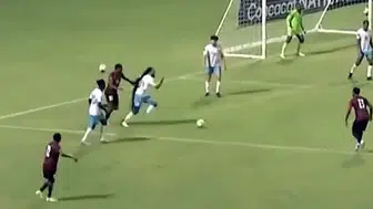Uzun saçlarıyla rakiplerine kırmızı kart aldırdı
