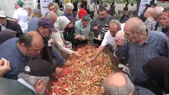 Bursa gastronomi festivalinde 3 metrelik tabakta döner kebap keyfi