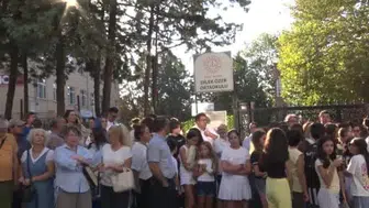 Dilek Özer Ortaokulu velileri okul önünde toplandı: eğitim koşulları için çözüm bekliyorlar