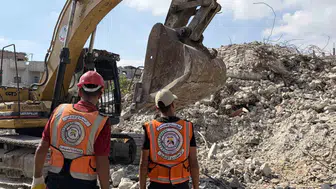 Gazze'de enkazda kalan 150 cenaze için tek iş makinesiyle arama çalışması başlatıldı