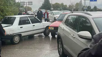 İnegöl'de 3 otomobilin karıştığı zincirleme kazada 2 yaralı