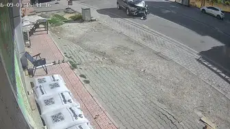 Elazığ'da peş peşe iki kaza güvenlik kameralarına böyle yansıdı
