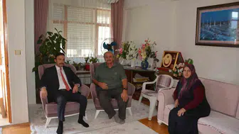 Cumhuriyet başsavcısı kapıcı, 15 Temmuz şehidinin ailesini ziyaret etti