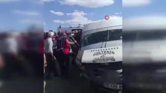 Yüksekova'da açık rögar çukuruna çarpan minibüste 6 kişi yaralandı