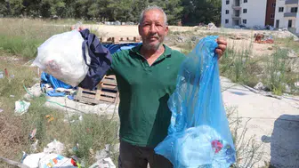 Adana'da mahalle sakinleri, biriken çöpleri topladı ve belediyeye tepki gösterdi