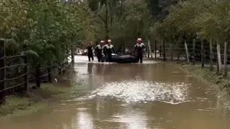 Sakarya’nın Erenler ilçesinde sağanak yağış yolları göle döndürdü