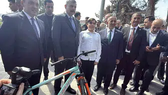 İçişleri Bakanı Çiftçi, Ertuğrul Gazi Türbesi'ni ziyaret etti ve hafızlık öğrenen öğrenciye bisiklet hediye etti