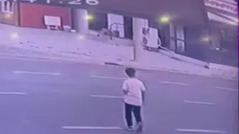 Otomobilin çarptığı 13 yaşındaki çocuk saniyelerle hayatta kaldı