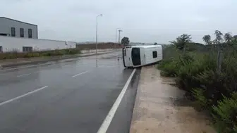 Tuzla'da servis minibüsü kontrolden çıkarak devrildi: 1 yaralı