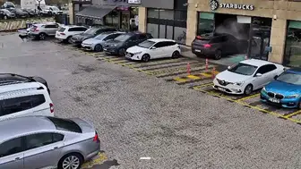 Çekmeköy'de kontrolden çıkan cip kafeye daldı, can kaybı yok