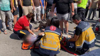 Mersin'de motosikletle otomobil çarpıştı, 2 kişi yaralandı