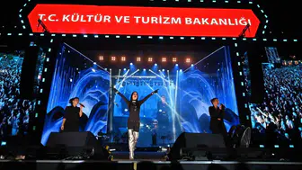Çanakkale'de simge sağın rüzgarı: Konserde coşku doruğa ulaştı