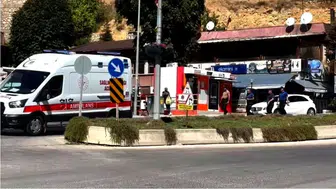 Motosiklet sürücüsü otomobile çarpmamak için manevra yapınca yaralandı