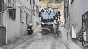 Kuşadası'nda temizlik seferberliği: Ekipler 24 saat kesintisiz çalışıyor