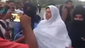 İmran Khan'ın kız kardeşi Aleema Khan, polis tarafından gözaltına alındı