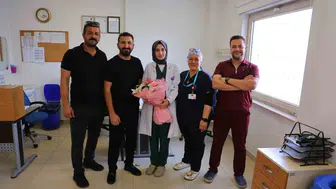 Kalbi iki kez duran hasta, hayata döndüren doktora çiçekle teşekkür etti