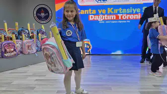 Canik’te yeni eğitim yılına başlangıç hediyeleri: Öğrencilere çanta ve kırtasiye seti dağıtıldı