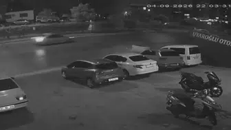 Alanya'da kontrolden çıkan Fiat Tofaş, oto galerideki araçlara çarptı