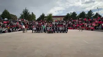 Çocuklar savaş bölgelerindeki akranlarına destek için gökyüzüne balon bıraktı