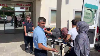 Hafriyat kamyonu ile otomobil çarpıştı: 3 kişi yaralandı