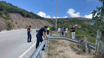 Kocaeli'de yasak yola giren kamyon uçuruma yuvarlandı, sürücü hastaneye kaldırıldı