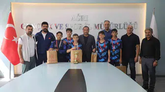 Ahmet Çelebi, Türkiye üçüncüsü badminton takımını tebrik etti