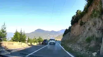 Artvin’de yolcu minibüsünün tehlikeli sollaması bir otomobili son anda kurtardı