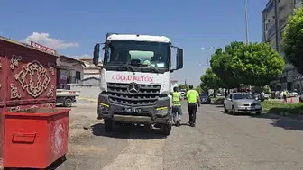 Gaziantep'te kaza: Beton mikseriyle çarpışan otomobilde 4 yaralı