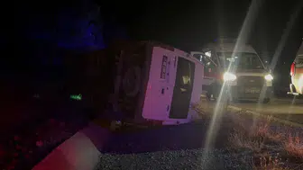 Erzincan'da bal yüklü minibüs kazası: 3 kişi yaralandı