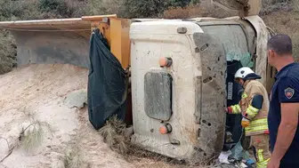 Belen'de kum yüklü kamyon devrildi: 1 yaralı