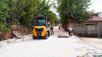 Pelitözü Mahallesi'nde kilit parke çalışmaları hız kesmeden sürüyor