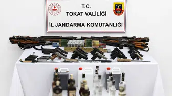 Niksar'da jandarmadan eş zamanlı operasyon: 14 gözaltı ve kaçak alkol ele geçirildi
