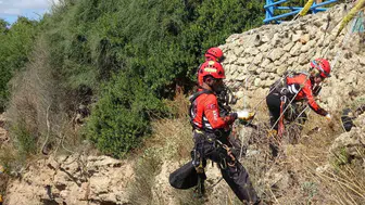 Antalya'da falezlerde temizlik seferberliği: Halatlarla sarkarak atıklar toplandı