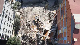 Küçükçekmece'de yıkım sırasında kısmi çökme yaşandı