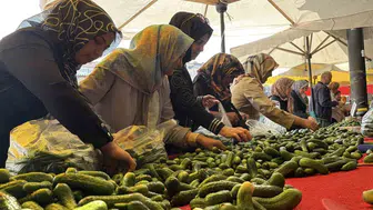 Bolu'da kışlık yiyecek hazırlığı için pazarlar dolup taşıyor