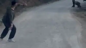 Bolu’da ormanda ayıyı taşla kovalayan grup dikkat çekti