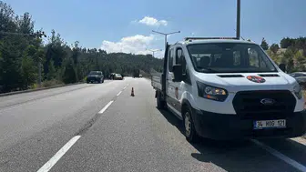 Burdur'da ticari taksi römorka çarptı: Taksi sürücüsü yaralandı